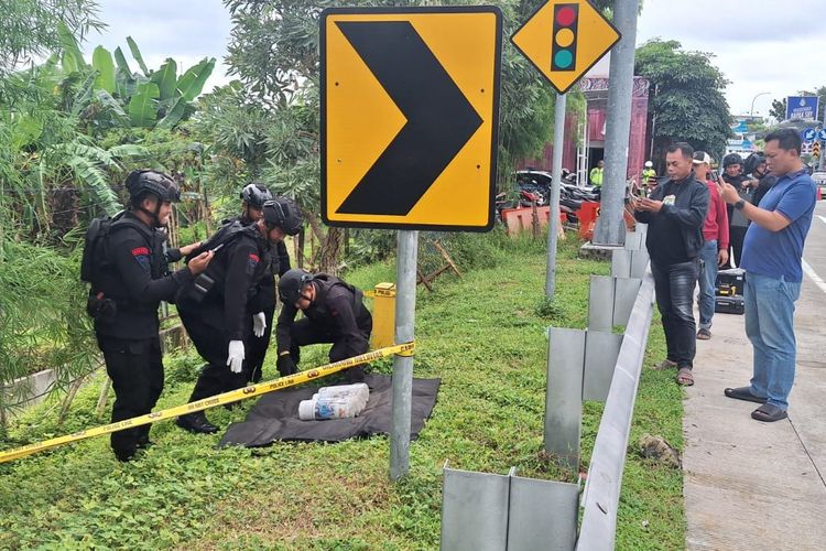 Dicurigai Bom, Benda Mencurigakan di Dekat Gerbang Tol Madiun Ternyata Petasan