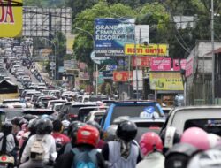 Paket Komplet Tersiksa Macet di Puncak, Anak Rewel hingga Ibu yang Menahan Pipis