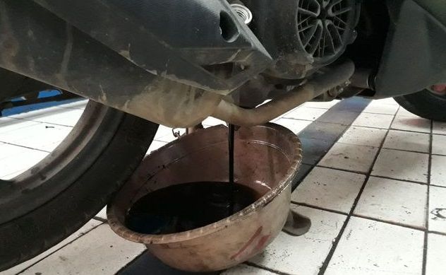 Banyak Yang Bodo Amat, Ternyata Oli Bekas dari Mesin Motor Dipakai Buat Ini