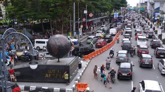 Libur Isra Miraj Jalan Asia Afrika Kota Bandung Ramai Wisatawan