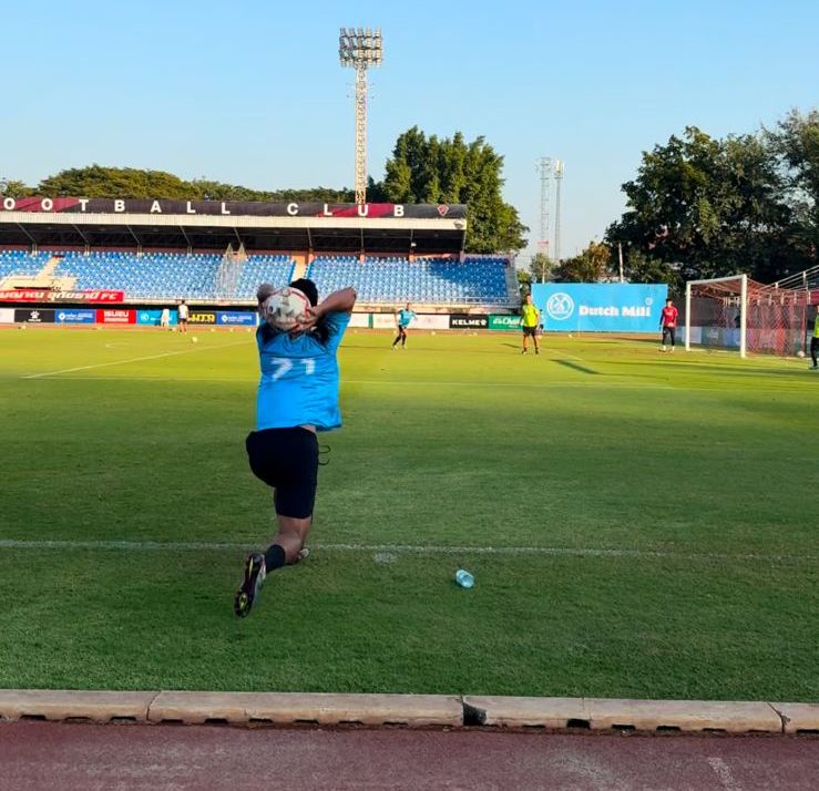 True Bangkok United Mulai Masukkan Sesi Latihan Throw-In untuk Pratama Arhan, Pantas Saja Seluruh Ball Boy Diberi Handuk