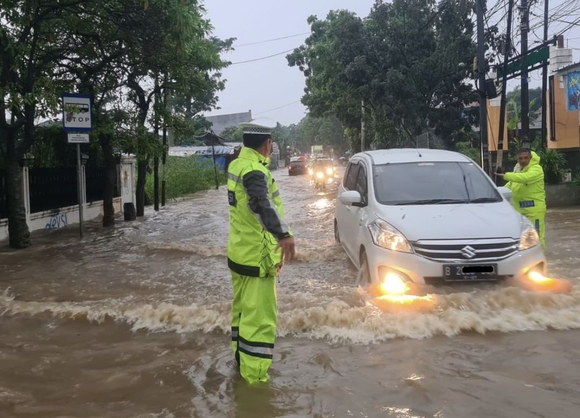 Mending Putar Balik, Ini Komponen yang Diserang Saat Mobil Manual Terjang Banjir