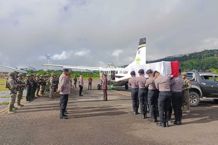 Upacara Penghormatan Terakhir untuk Briptu Iqbal yang Gugur dalam Tugas di Yalimo