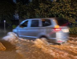 Mitos atau Fakta Mobil Aman untuk Menerobos Banjir?