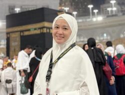 Terpopuler: Potret Okie Agustina Umrah Dibiayai Sang Putra