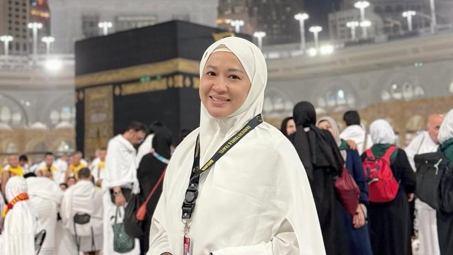 Terpopuler: Potret Okie Agustina Umrah Dibiayai Sang Putra