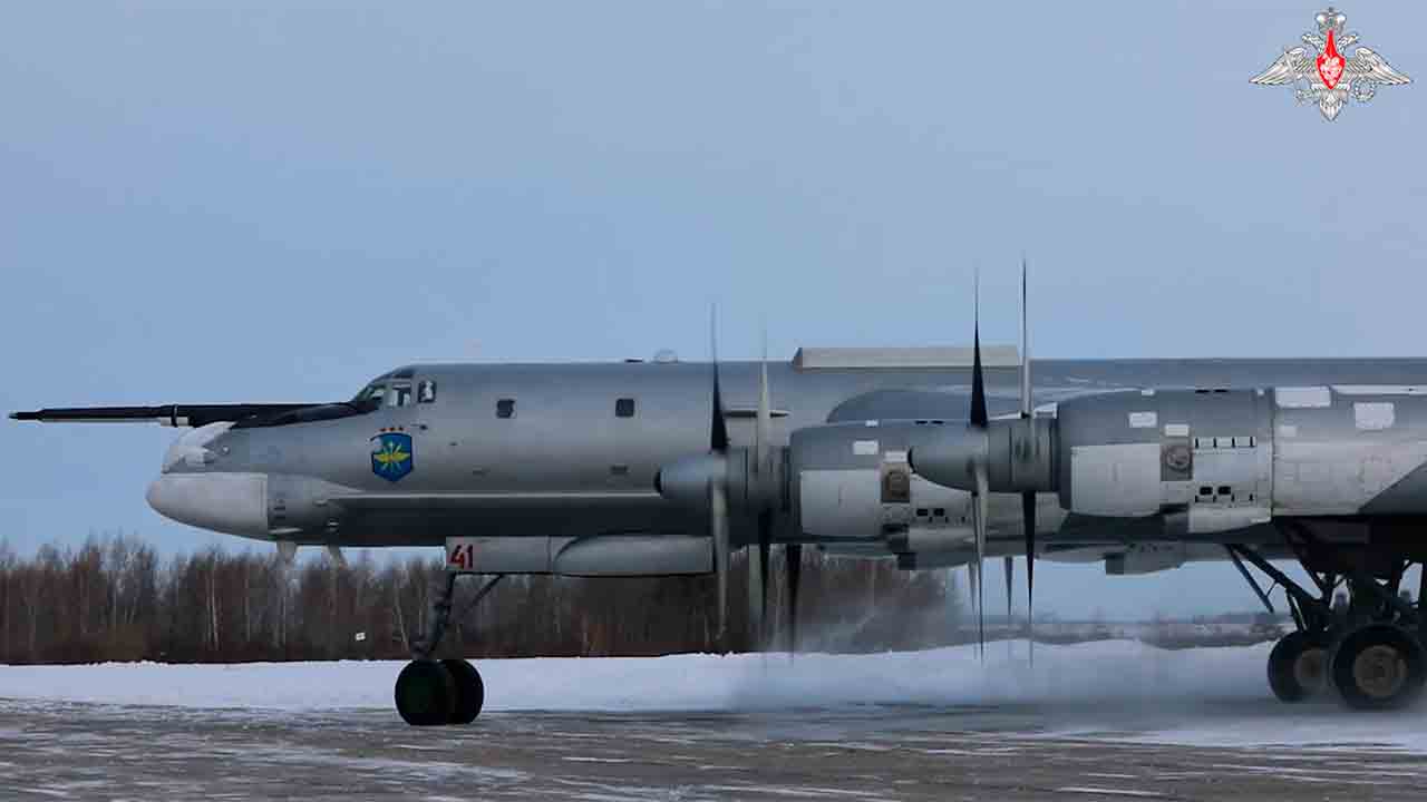 Video: Bomber Tu-95MS Melakukan Penerbangan Terencana di atas Perairan Laut Jepang