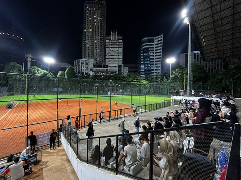 Malam Mingguan di Jakarta, Nongkrong Sambil Lihat Orang Main Softball di GBK