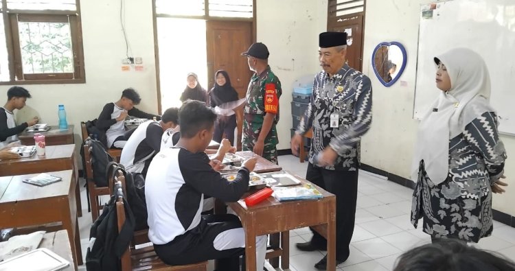 Dukungan Babinsa dalam Program Uji Coba Asupan Makanan Bergizi untuk Kesehatan Siswa di Temanggung