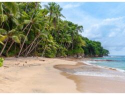 Healing ke Pantai Lakban di Minahasa Tenggara, Sulawesi Utara: Tiket Masuk Cuma Rp 5 Ribu