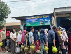 Antrean Pembelian Gas 3 Kg di Depok Mengular, Warga Teriakkan “Oke Gas, No Gas!”