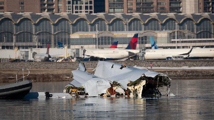 Fakta-fakta Tabrakan Helikopter Black Hawk dengan Pesawat American Airlines