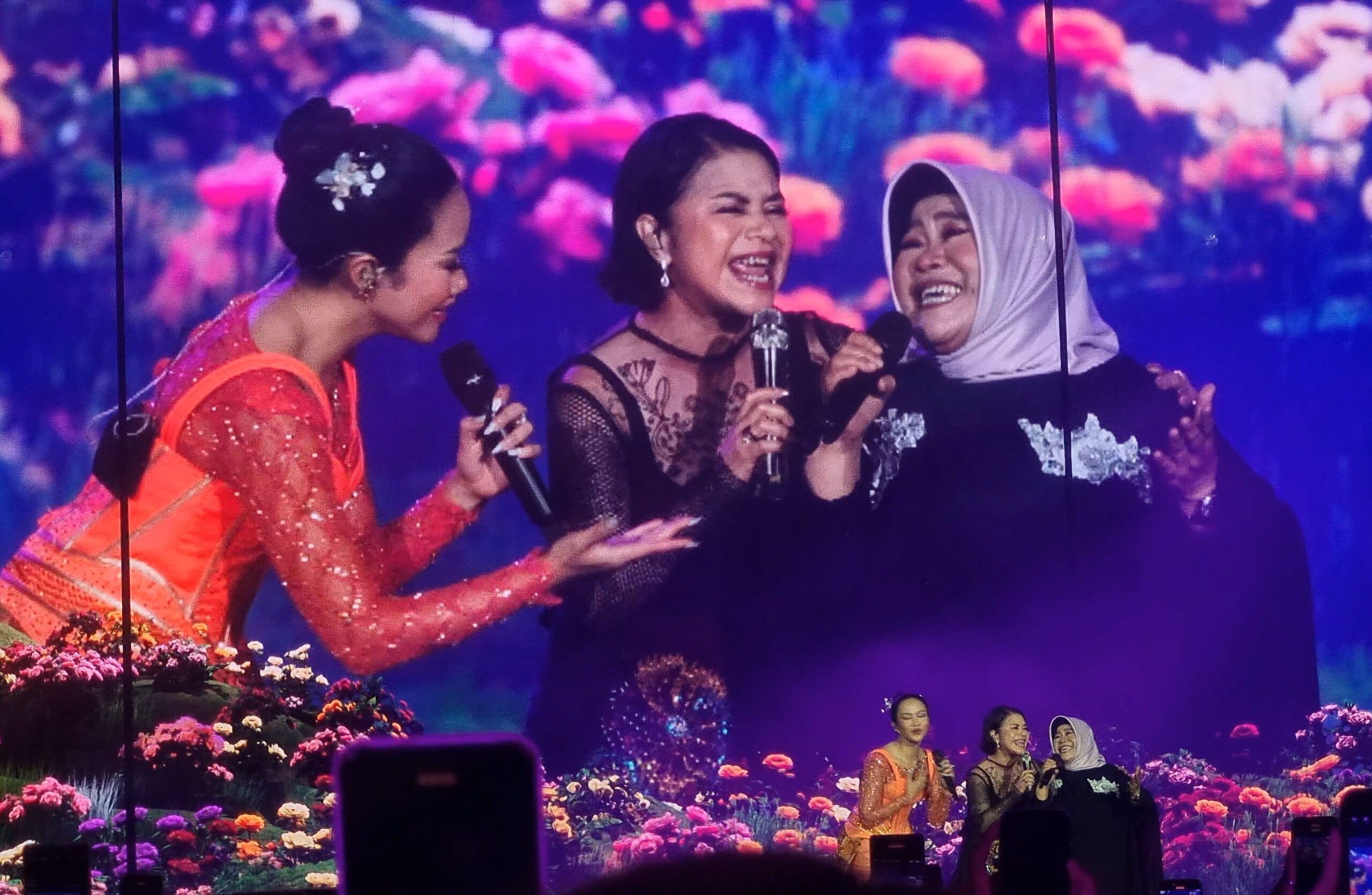 Kejutan untuk Mama, Yura Yunita Hadirkan Penyanyi Favorit Ibunda di Konser Bingah