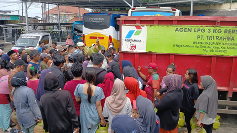 Warga Kepung Truk Pendistribusian Agen LPG 3 Kilogram di Tangerang