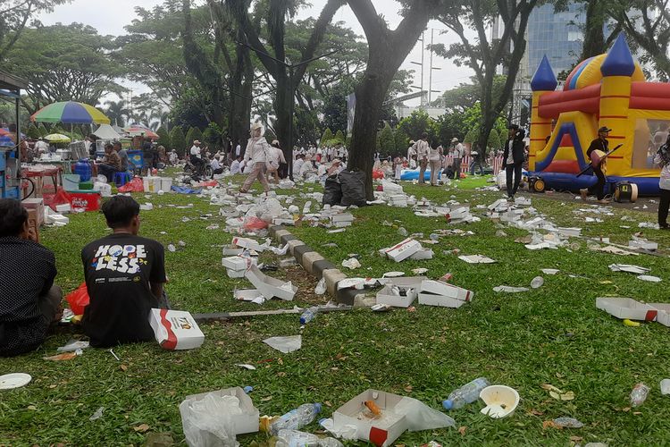 Perayaan HUT Gerindra Usai, Tebaran Sampah “Hiasi” Kawasan SICC Bogor